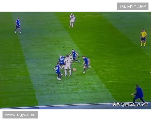 国际米兰边路关键战受压，稳定性不足对争冠形势形成制约